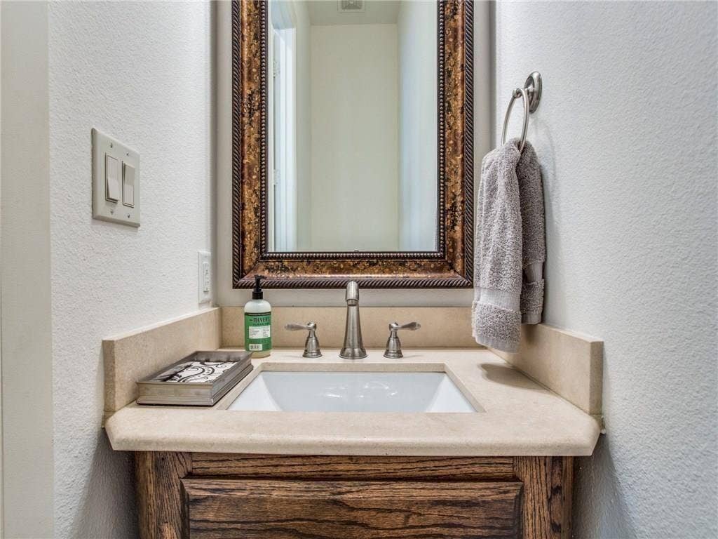 5034 Meridian Lane, Addison, TX 75001 5034 Meridian Lane, Addison, TX 75001