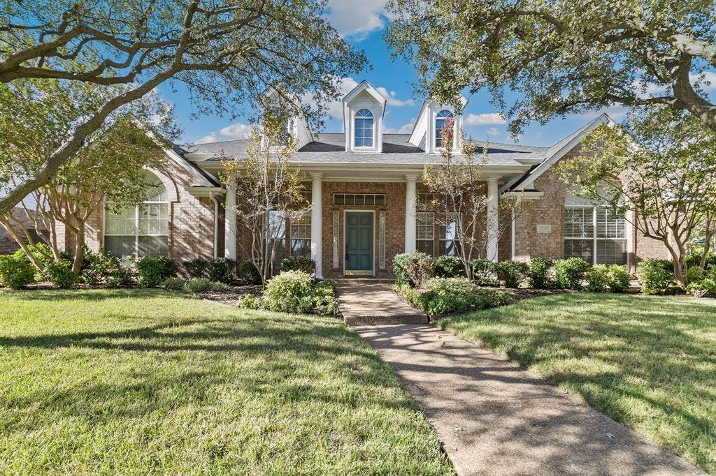 6216 Wolf Ridge Drive, Plano, TX 75024 Charming front porch