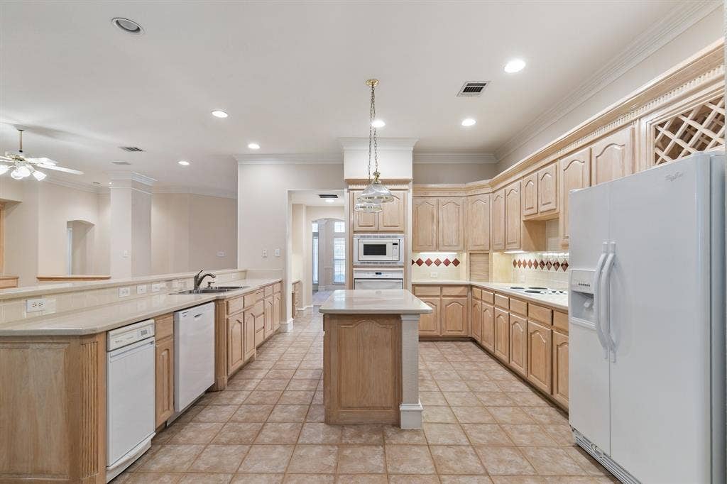 6216 Wolf Ridge Drive, Plano, TX 75024 Tons of storage space