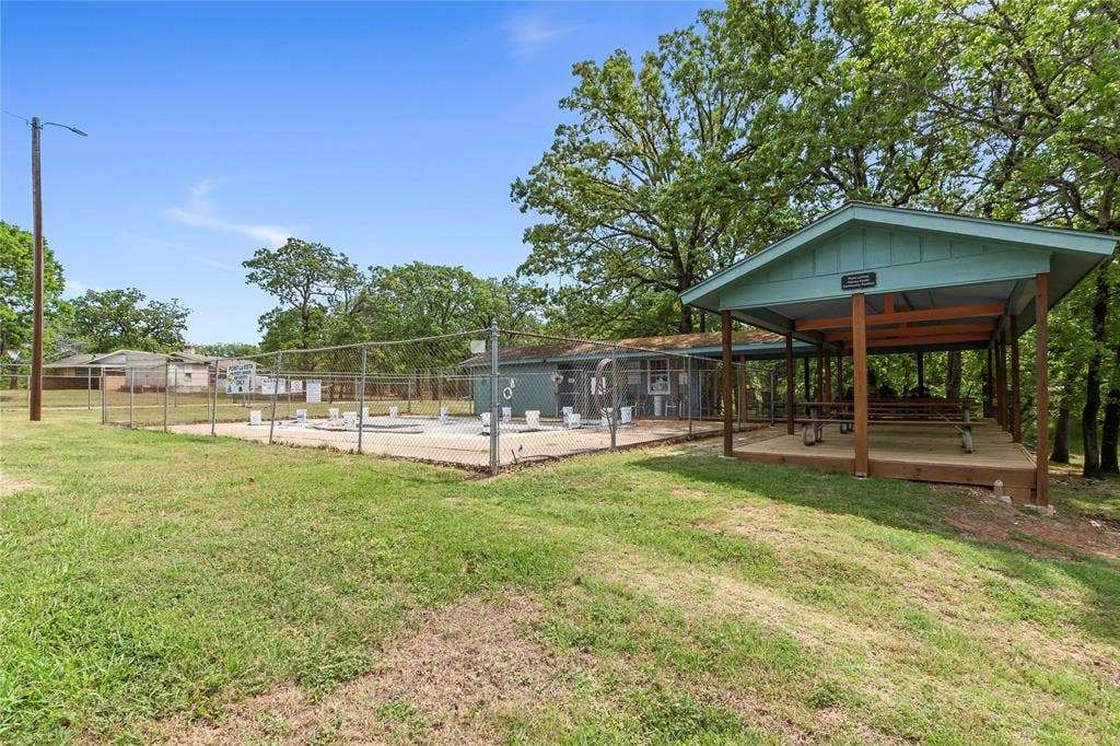 5706 Point Lavista, Malakoff, TX 75148 Community pool with picnic area