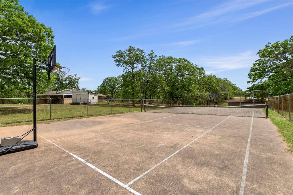 5706 Point Lavista, Malakoff, TX 75148 Community tennis/pickleball courts