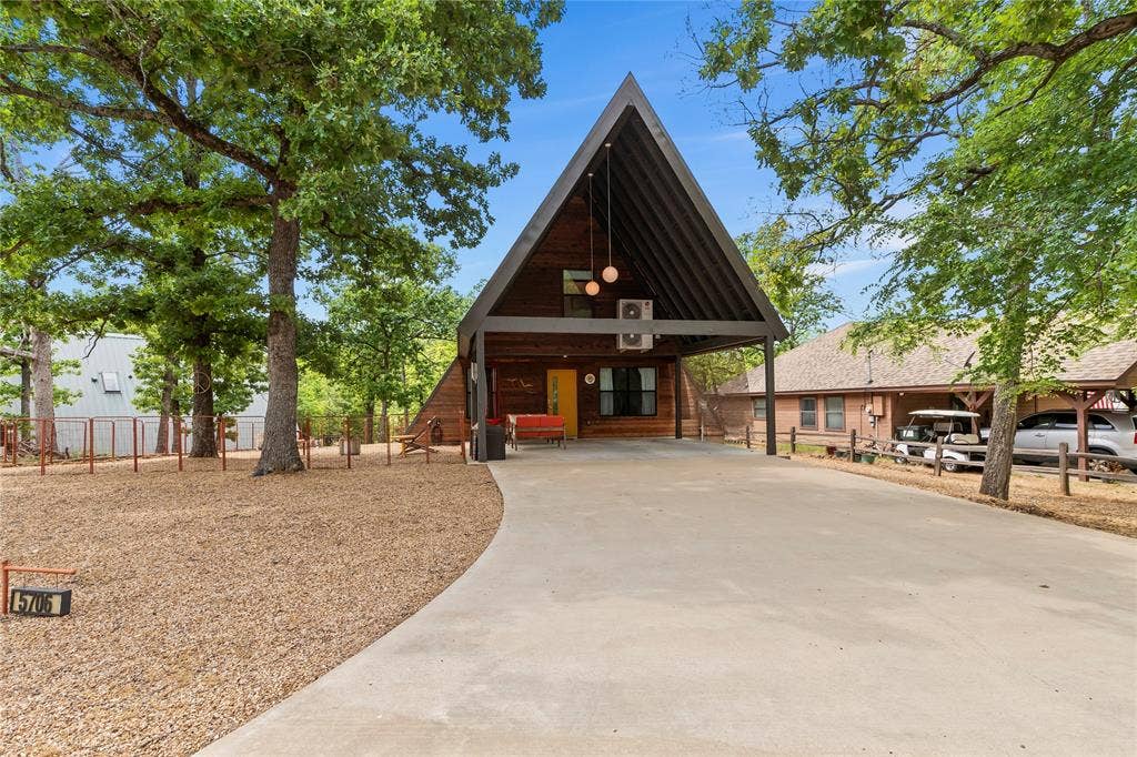 5706 Point Lavista, Malakoff, TX 75148 Front of home, concrete drive with covered