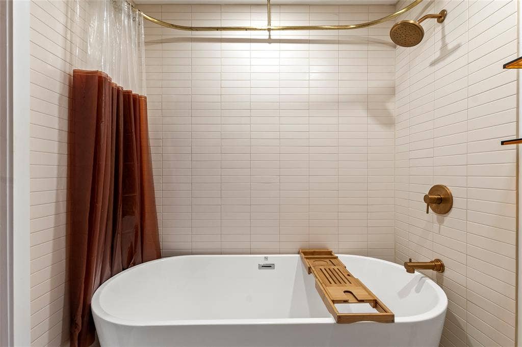 5706 Point Lavista, Malakoff, TX 75148 Primary bathroom
