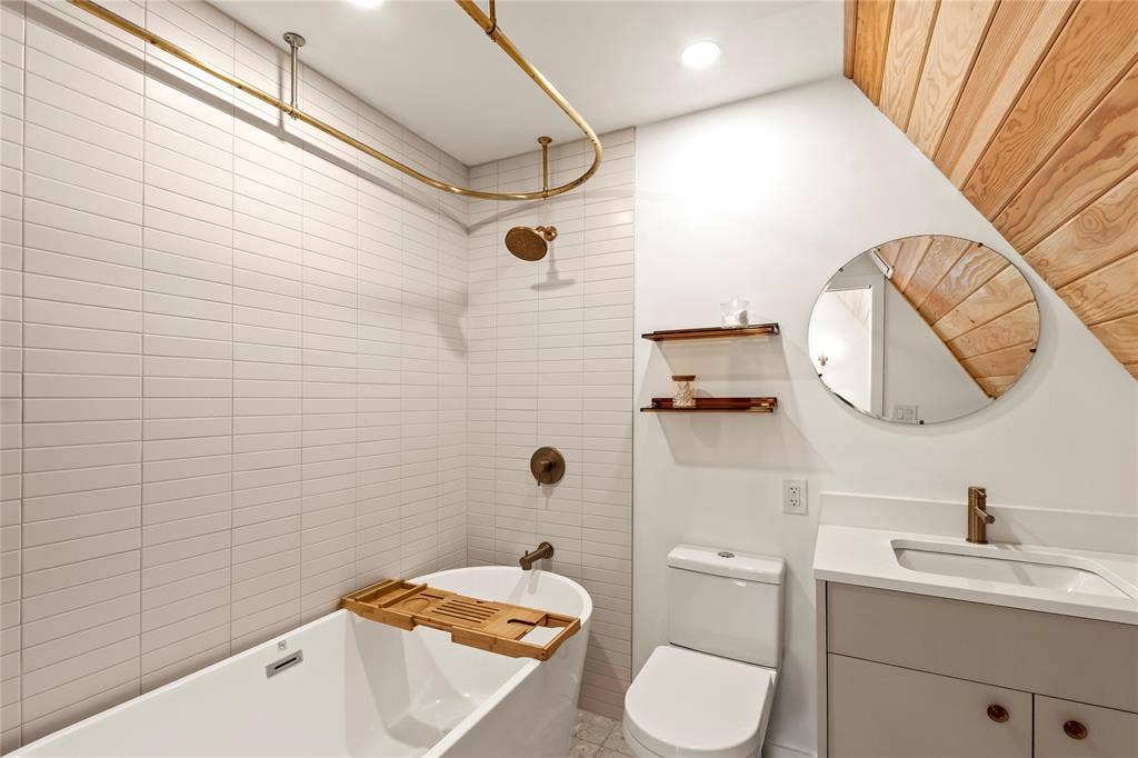 5706 Point Lavista, Malakoff, TX 75148 Primary bathroom