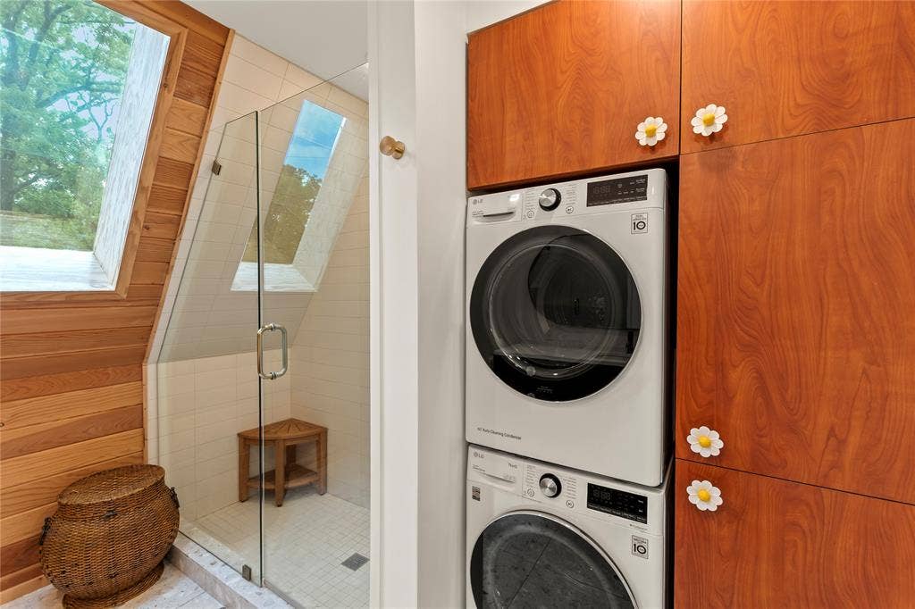 5706 Point Lavista, Malakoff, TX 75148 Guest bathroom shower/ laundry stackable apartment sized washer and dryer