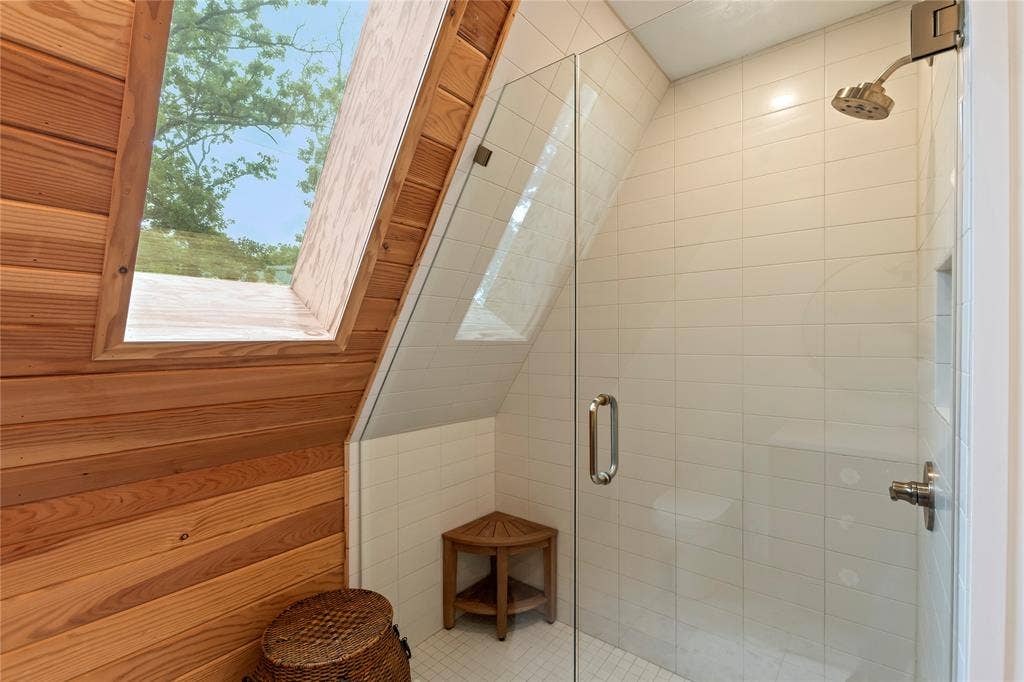 5706 Point Lavista, Malakoff, TX 75148 Guest bathroom shower on first floor