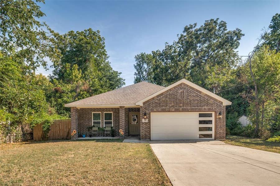 Property photo for 700 E Hickory Street, Kaufman, TX