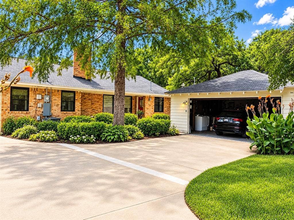 6755 E Mockingbird Lane, Dallas, TX 75214