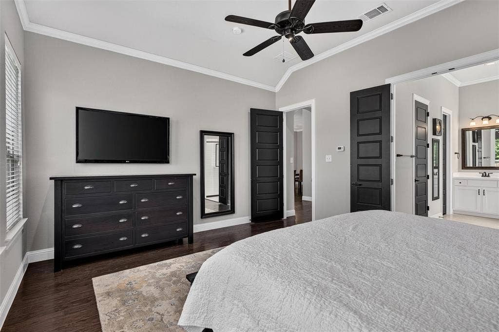7601 Calhoun Cove, McKinney, TX 75071 Vaulted ceiling featuring a ceiling fan, dark wood-finish flooring, and crown molding