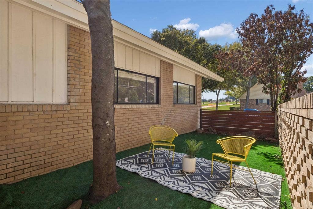 1747 W Red Bird Lane, Dallas, TX 75232 1747 W Red Bird Lane, Dallas, TX 75232