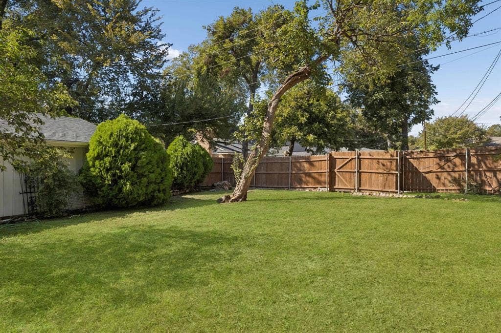 1747 W Red Bird Lane, Dallas, TX 75232 1747 W Red Bird Lane, Dallas, TX 75232
