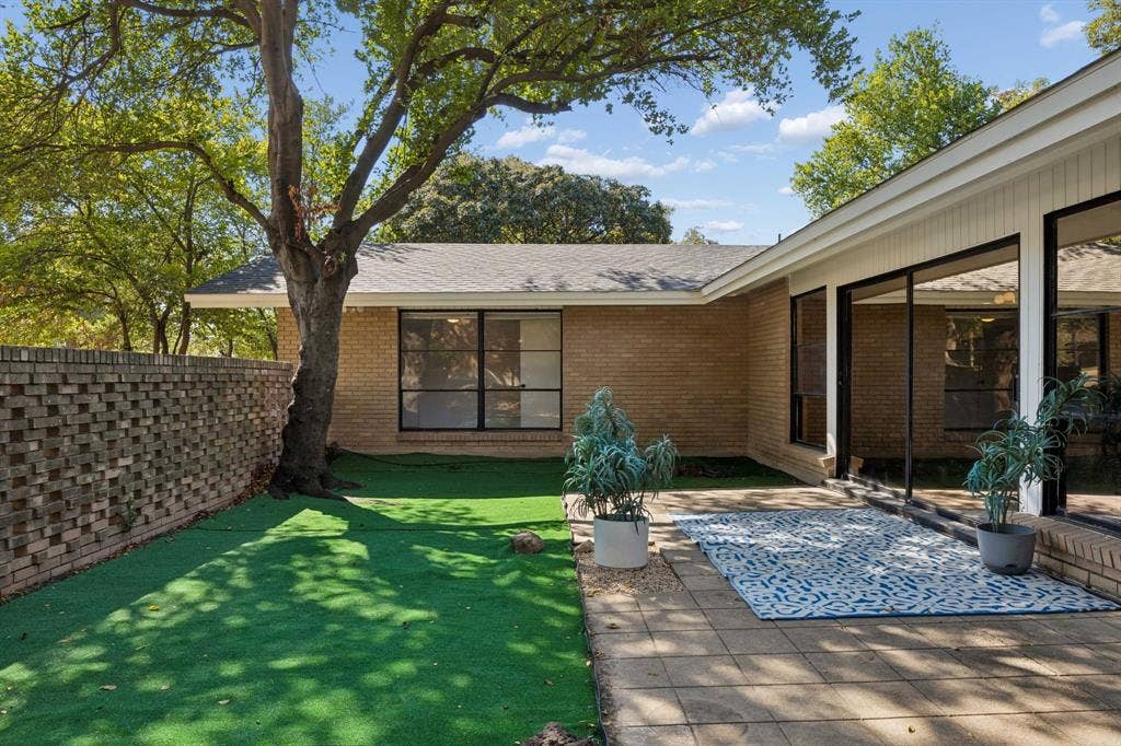 1747 W Red Bird Lane, Dallas, TX 75232 1747 W Red Bird Lane, Dallas, TX 75232