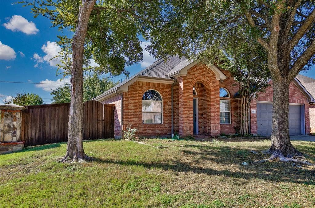 1812 Copper Leaf Drive, Corinth, TX 76210