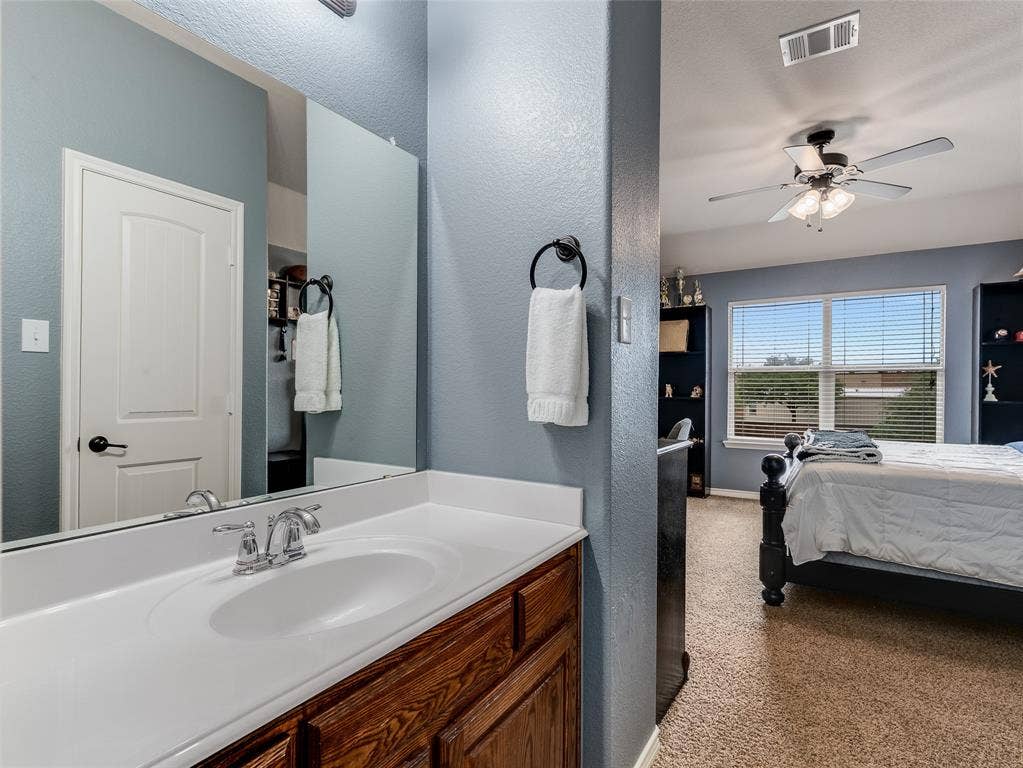 5732 Chateau Drive, Sachse, TX 75048 Jack n Jill Bathroom.
