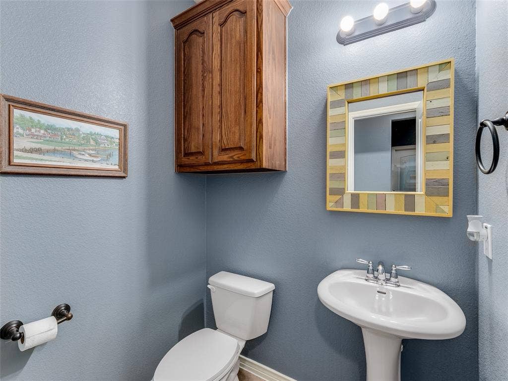 5732 Chateau Drive, Sachse, TX 75048 Half Bath