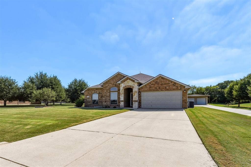 156 Creekwood Ranch Road, Azle, TX 76020