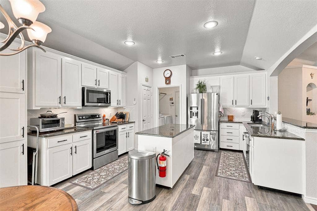 156 Creekwood Ranch Road, Azle, TX 76020