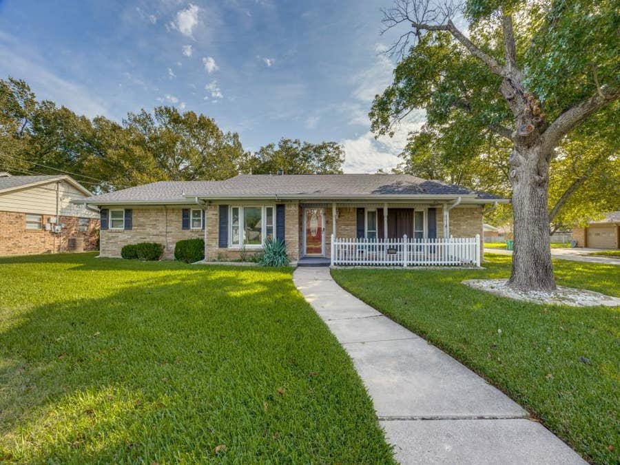 Property photo for 400 Rosedale Drive, Gainesville, TX