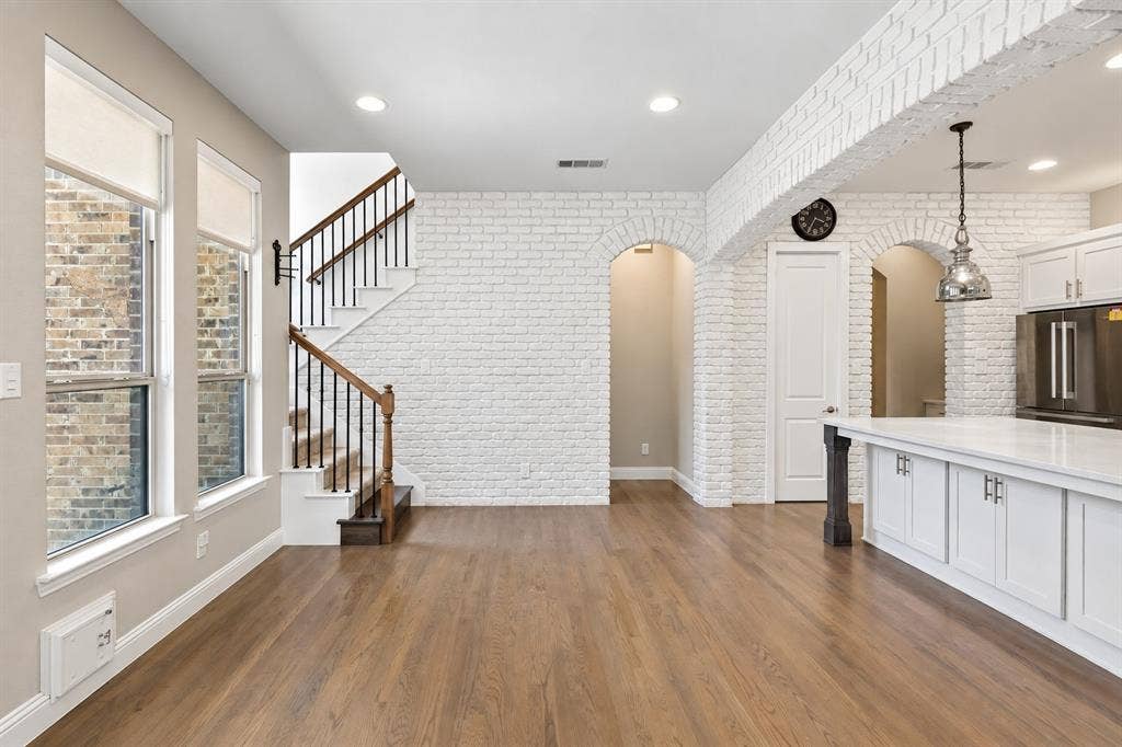 6920 Royal View Drive, McKinney, TX 75070 Virtually Whitened Brick Wall