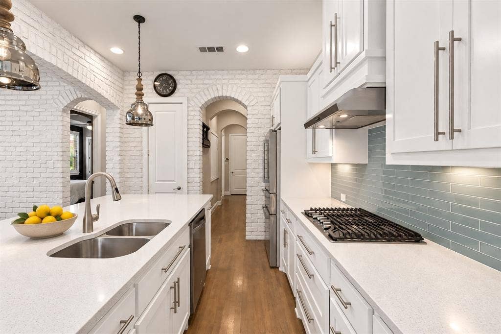 6920 Royal View Drive, McKinney, TX 75070 Virtually Whitened Brick Wall