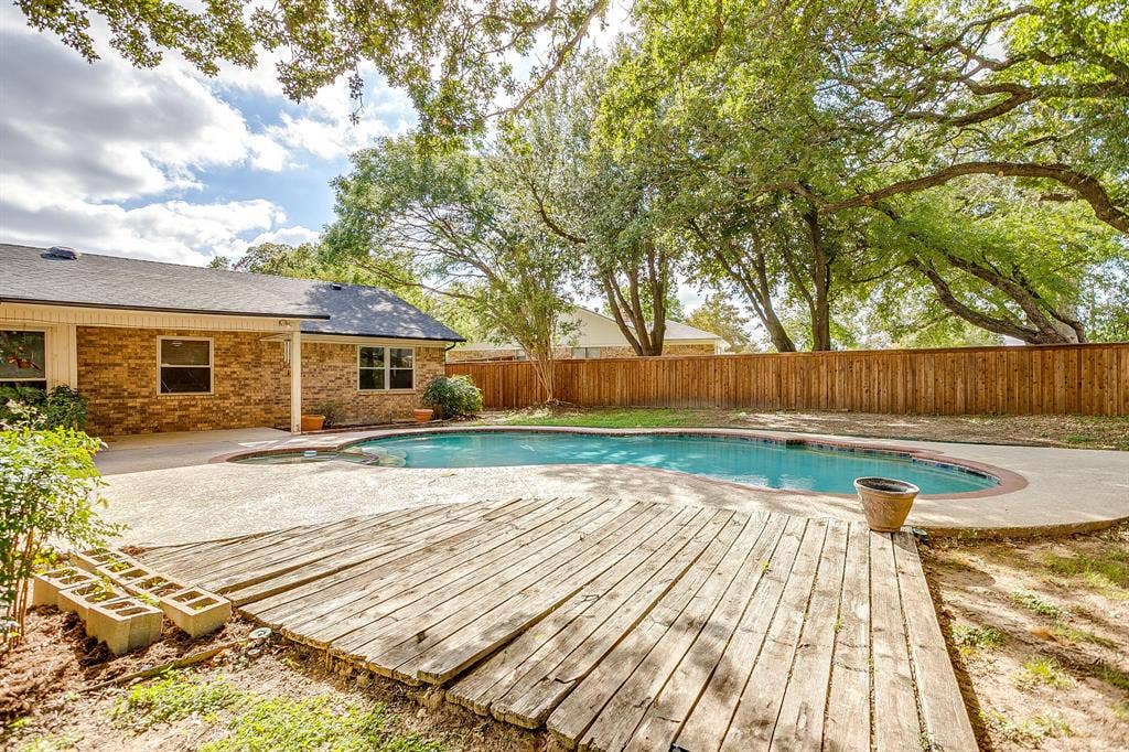 504 Regina Court, Euless, TX 76039