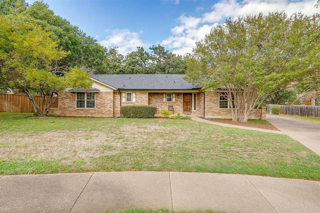 504 Regina Court, Euless, TX 76039