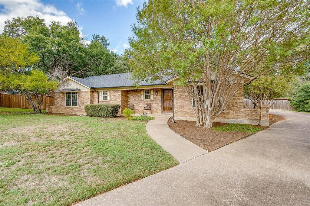 504 Regina Court, Euless, TX 76039