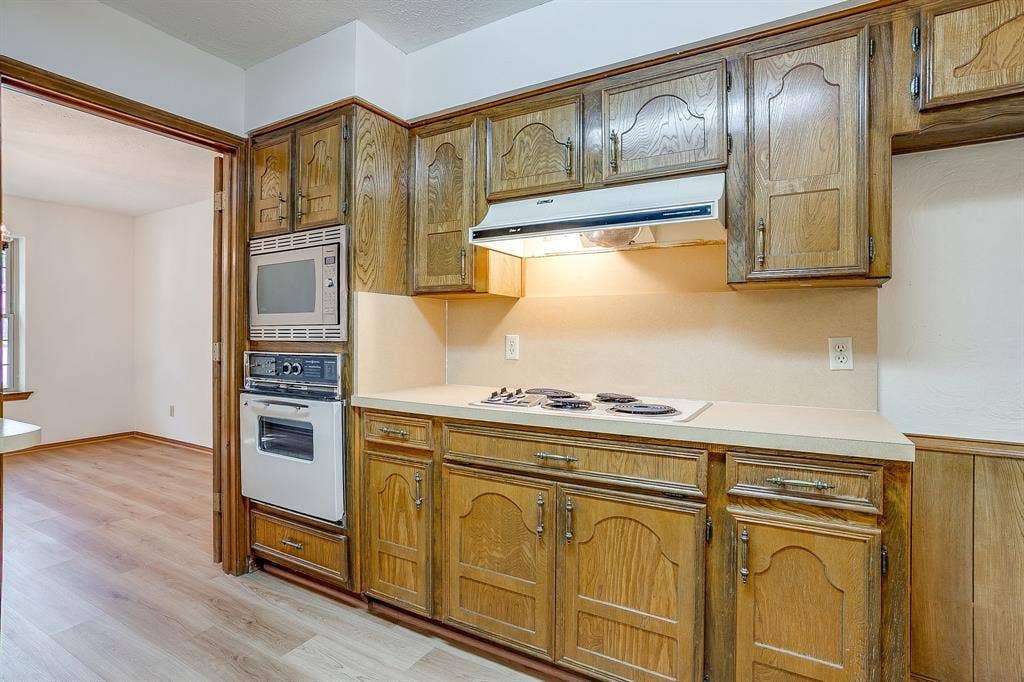 504 Regina Court, Euless, TX 76039