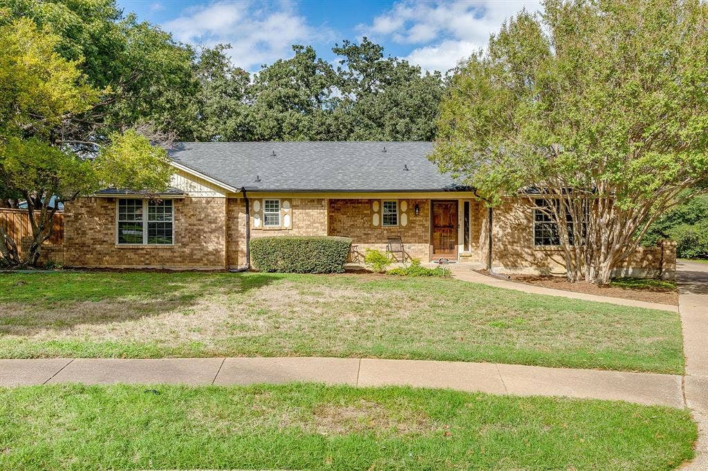 504 Regina Court, Euless, TX 76039