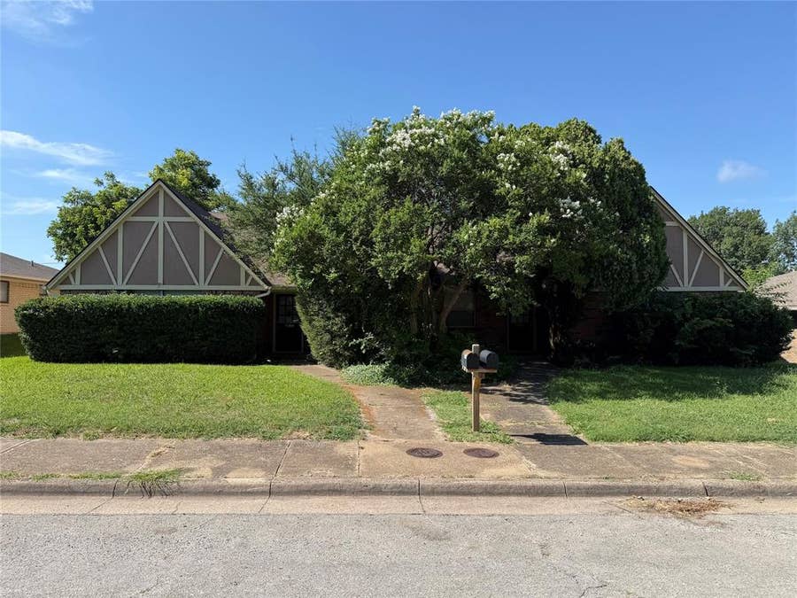 Property photo for 7706 Dentcrest Drive, Dallas, TX