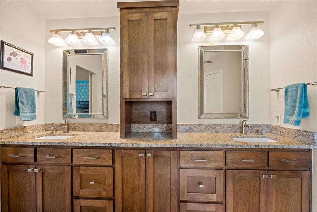 9004 Woodlawn Drive, Granbury, TX 76049