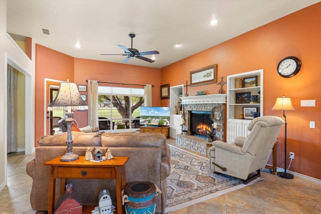 9004 Woodlawn Drive, Granbury, TX 76049