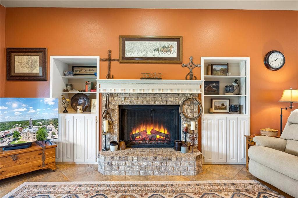 9004 Woodlawn Drive, Granbury, TX 76049