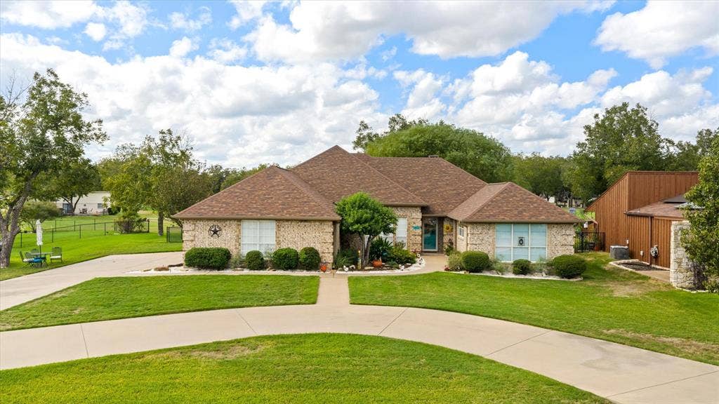 9004 Woodlawn Drive, Granbury, TX 76049