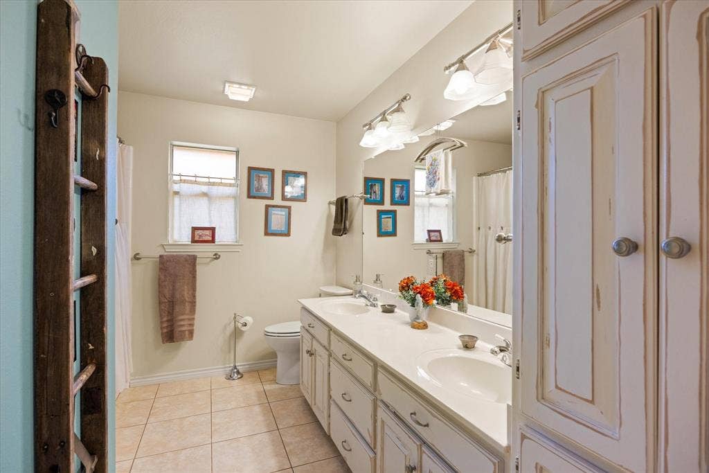 9004 Woodlawn Drive, Granbury, TX 76049
