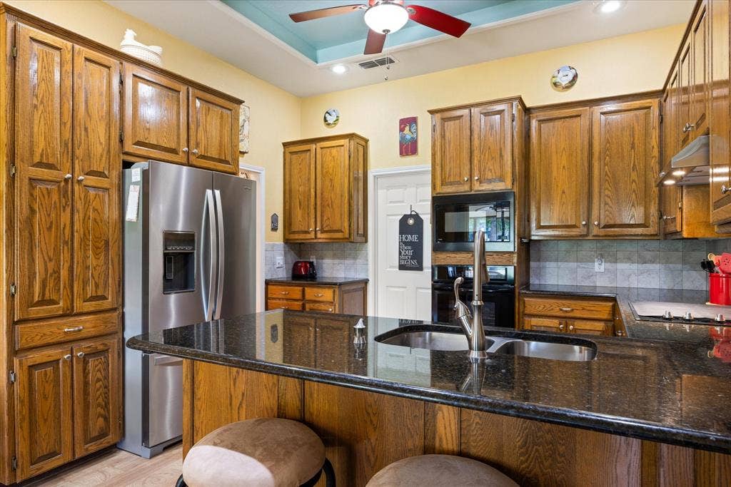 9004 Woodlawn Drive, Granbury, TX 76049