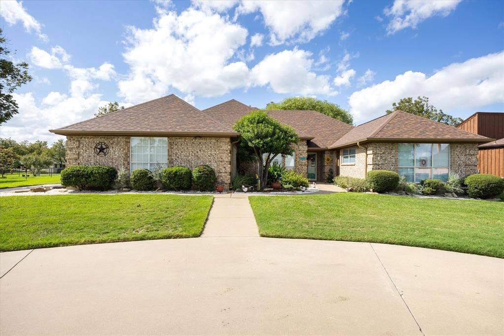 9004 Woodlawn Drive, Granbury, TX 76049