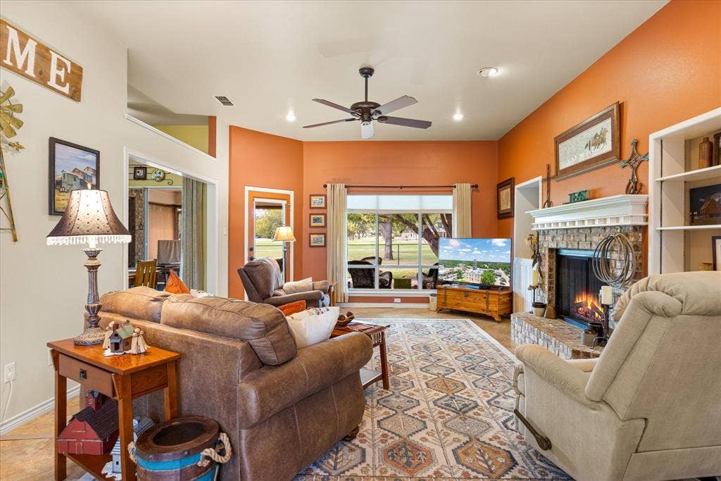 9004 Woodlawn Drive, Granbury, TX 76049