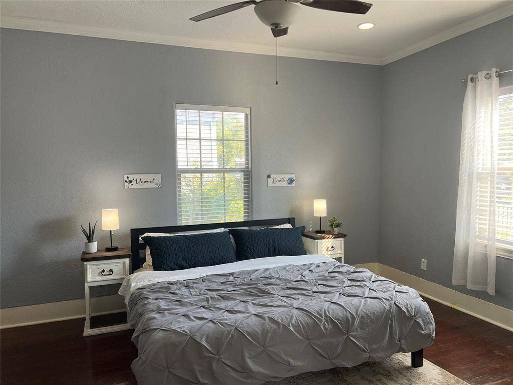 3227 Avenue I, Fort Worth, TX 76105 Wood-finish flooring, crown molding, and recessed lighting