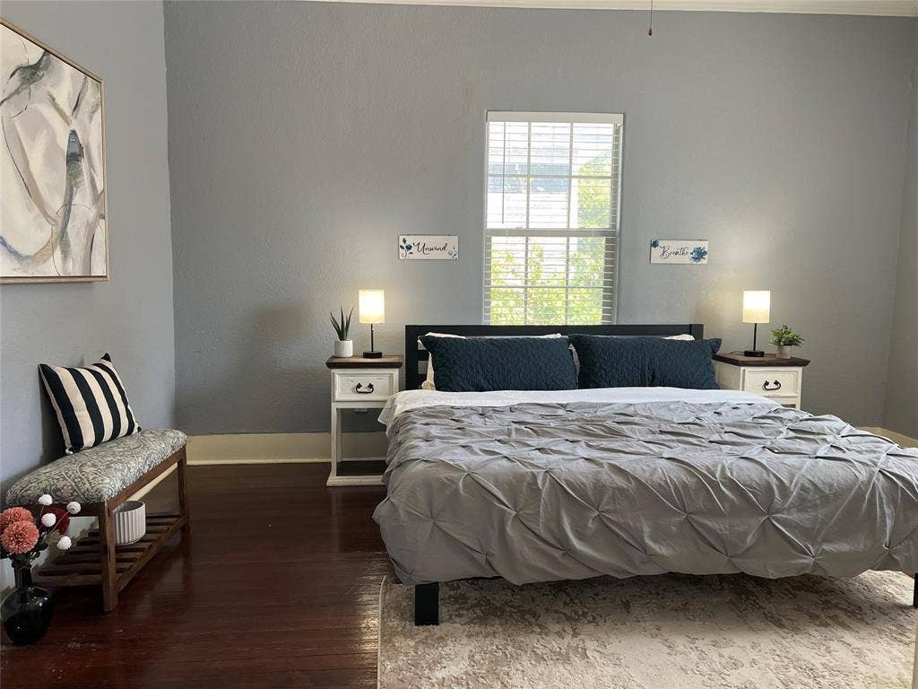 3227 Avenue I, Fort Worth, TX 76105 Hardwood flooring, painted walls, window with blinds, ceiling fan, and built-in crown molding