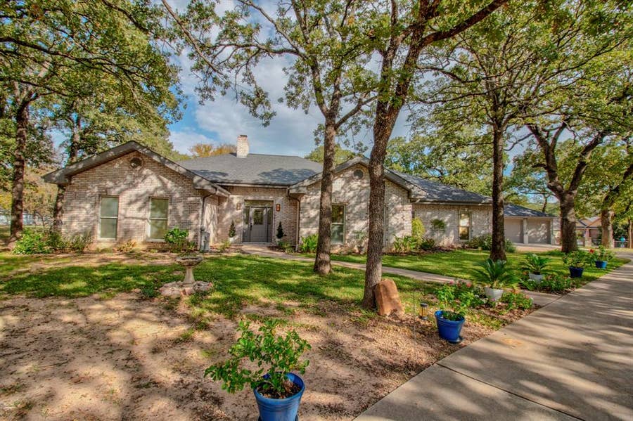 Property photo for 101 Tomahawk Drive, Lake Kiowa, TX