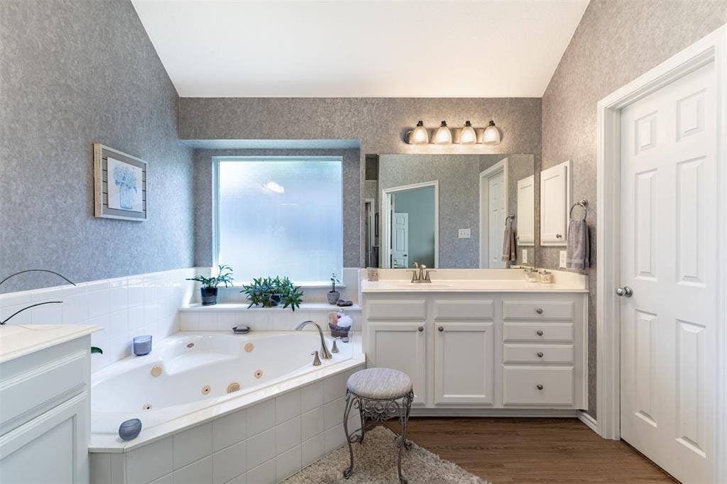 Luxurious en-suite bath.
