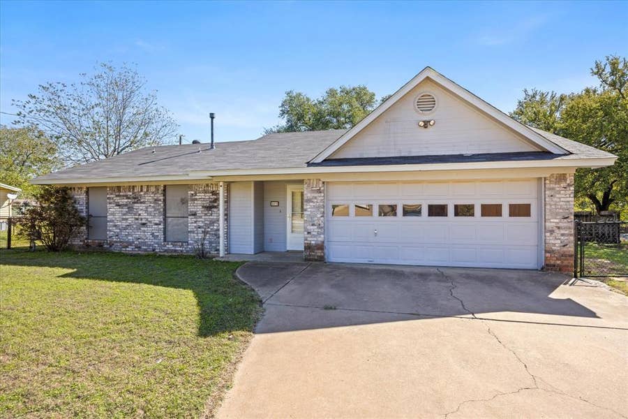 Property photo for 409 Walker Street, Glen Rose, TX