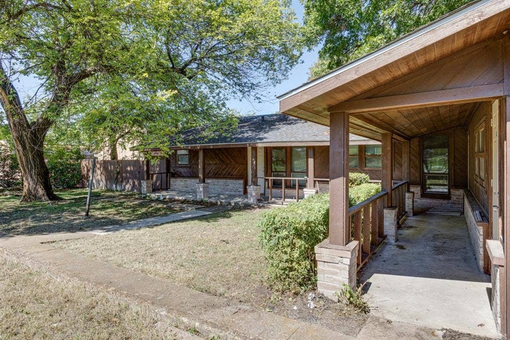 105 Barrows Lane, DeSoto, TX 75115 105 Barrows Lane, DeSoto, TX 75115