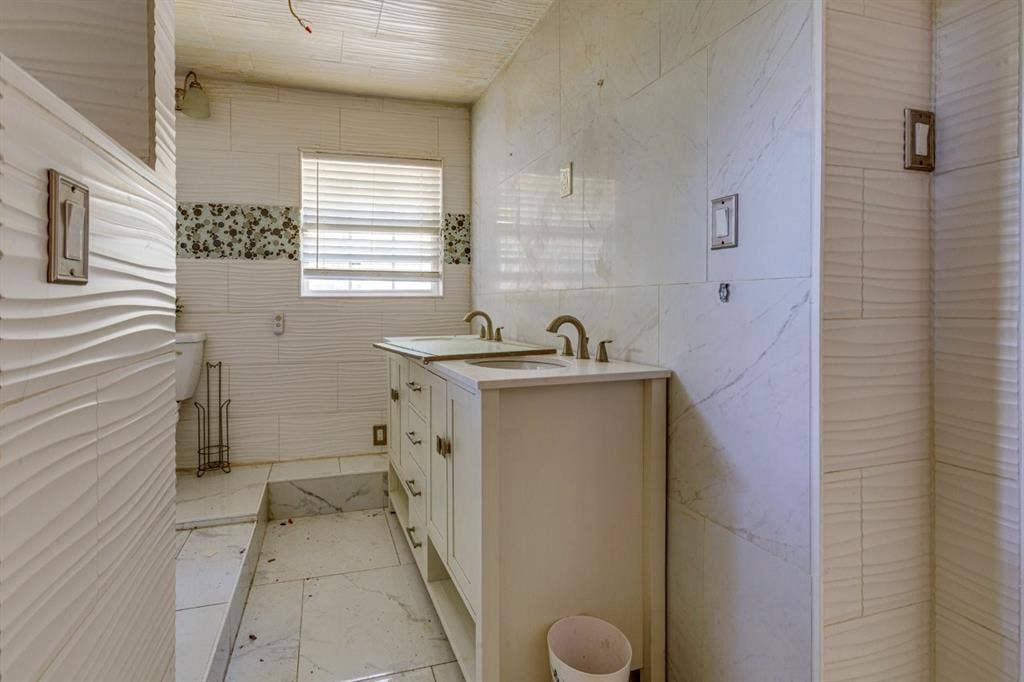 105 Barrows Lane, DeSoto, TX 75115 105 Barrows Lane, DeSoto, TX 75115
