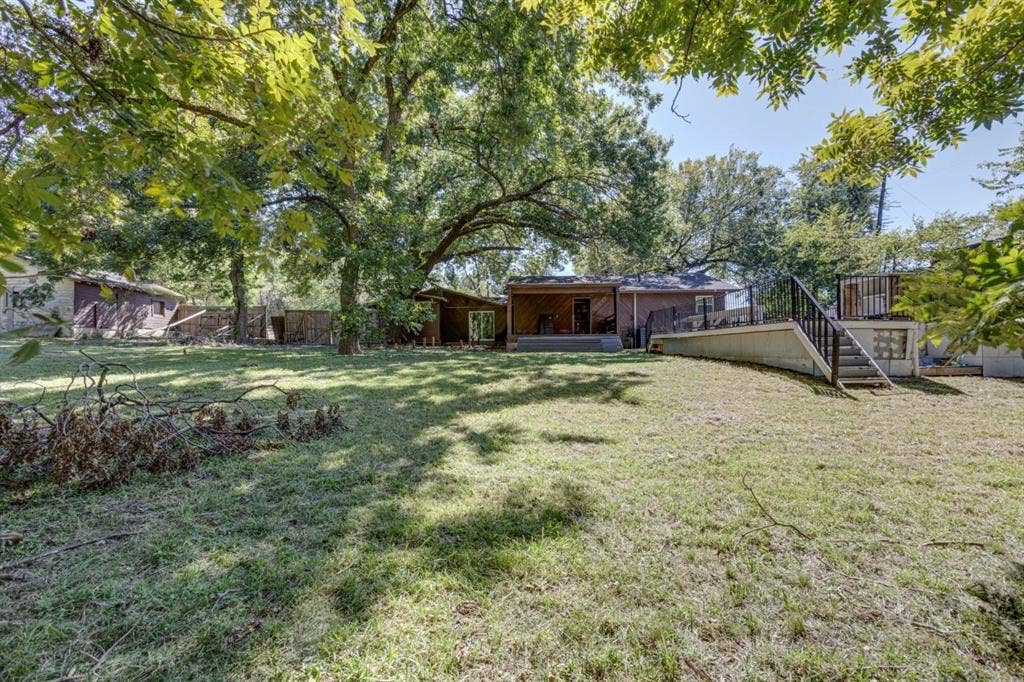 105 Barrows Lane, DeSoto, TX 75115 105 Barrows Lane, DeSoto, TX 75115
