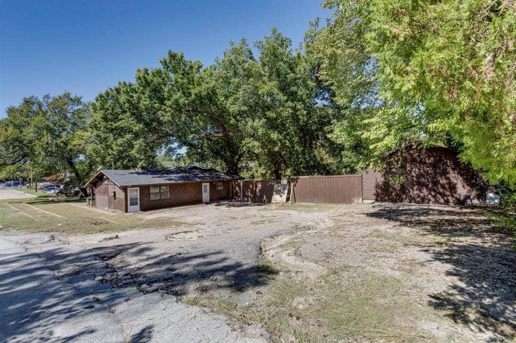 105 Barrows Lane, DeSoto, TX 75115 105 Barrows Lane, DeSoto, TX 75115