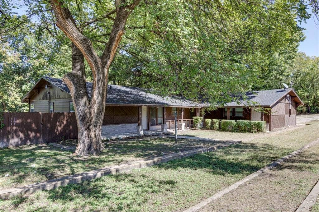 105 Barrows Lane, DeSoto, TX 75115 105 Barrows Lane, DeSoto, TX 75115