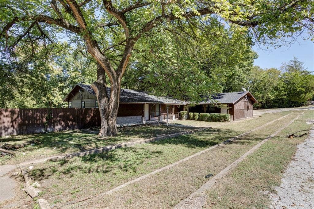 105 Barrows Lane, DeSoto, TX 75115 105 Barrows Lane, DeSoto, TX 75115
