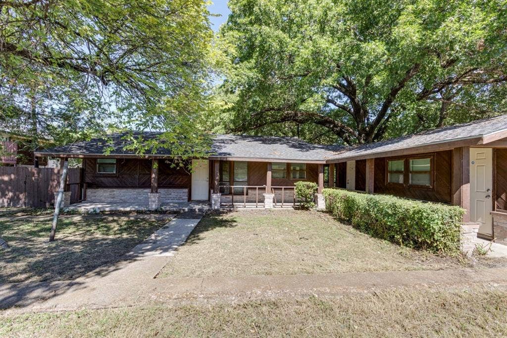 105 Barrows Lane, DeSoto, TX 75115 105 Barrows Lane, DeSoto, TX 75115